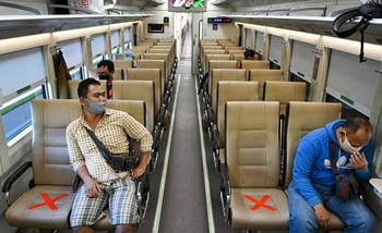 Kereta api luar biasa kemarin mulai beroperasi dengan mengangkut sedikit penumpang. (Foto:Antara)