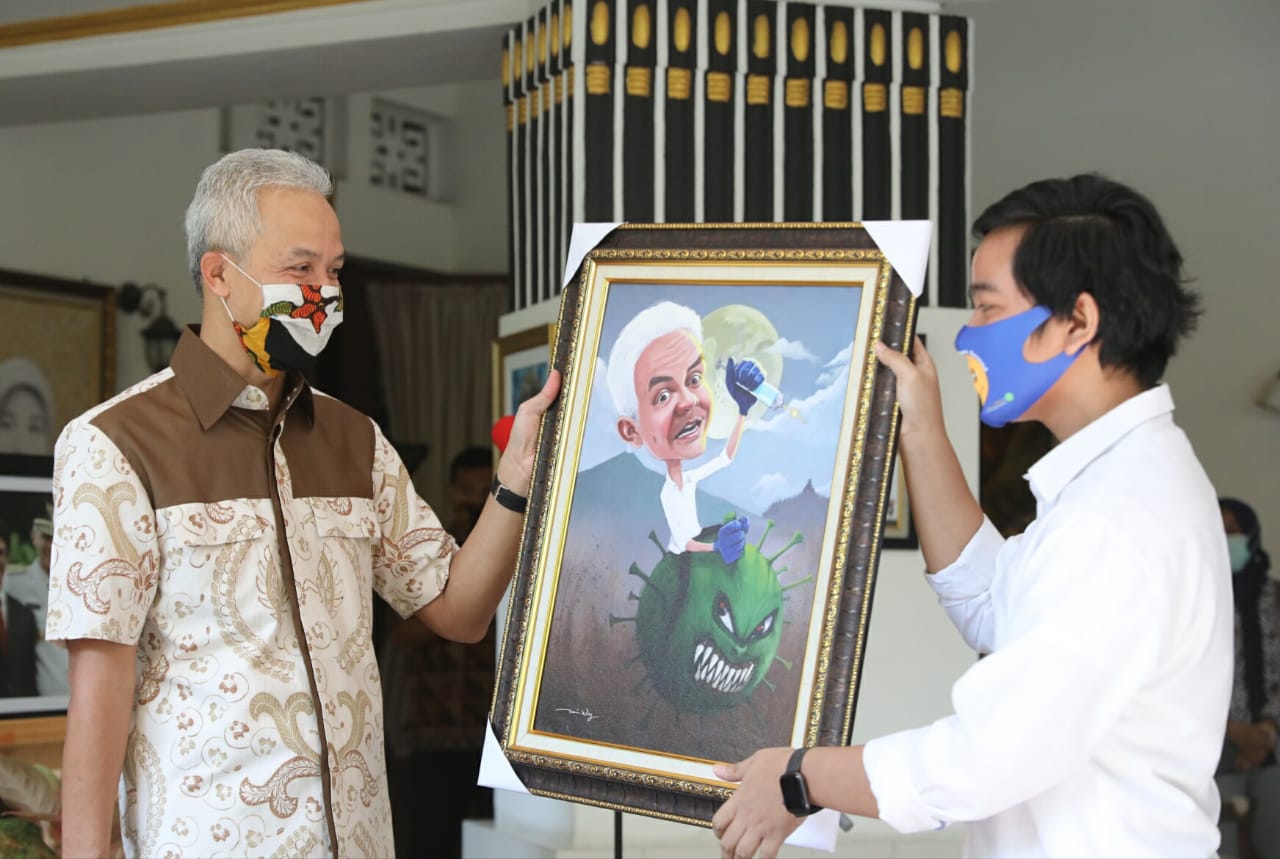 Gubernur Jawa Tengah Ganjar Pranowo saat menerima bantuan APD dari Gibran Rakabuming Raka. (Foto: Ist/Ngopibareng.id)