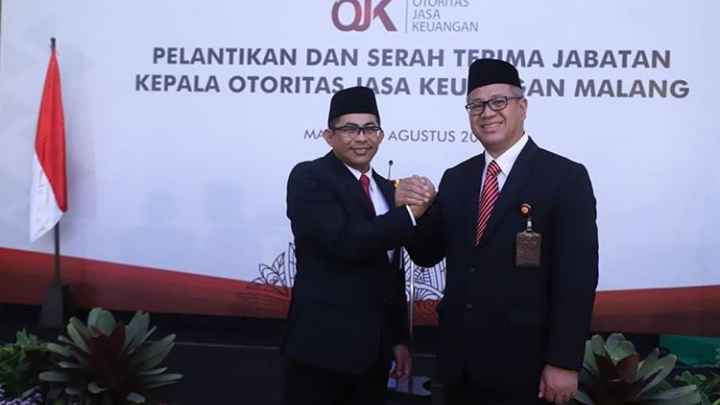 Kepala OJK Wilayah Kerja Malang, Sugiarto Kasmuri (kiri) ketika proses pelantikan beberapa waktu yang lalu (Instagram: @ojk.malang)