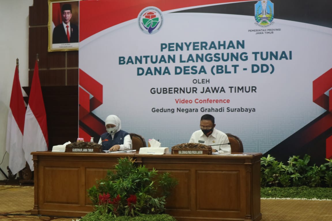 Gubernur Jawa Timur Khofifah Indar Parawansa, saat melakukan konferensi pers terkait bantuan dana desa di Gedung Negara Grahadi. (Foto: Humas Jatimprov)