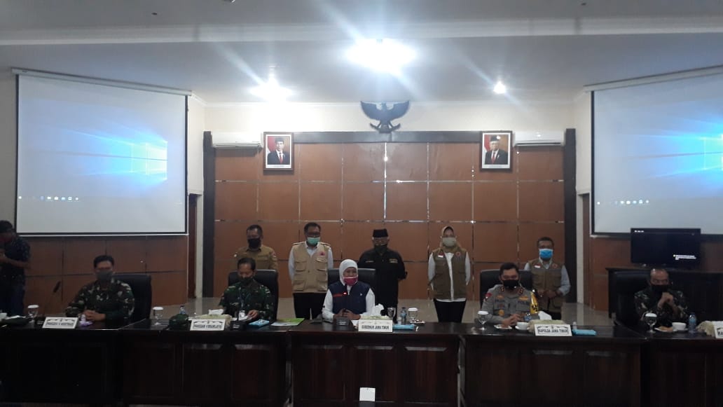 Gubernur Jawa Timur, Khofifah Indar Parawansa ketika konferensi pers terkait pemberlakuan PSBB Malang Raya di Kantor Bakorwil Jatim III Malang (Foto: istimewa)