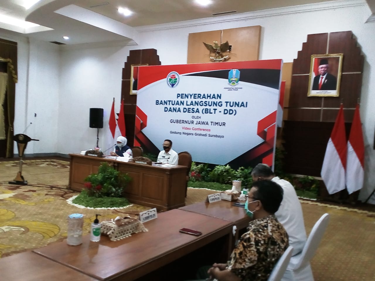 Gubernur Jawa Timur Khofifah Indar Parawansa, saat melakukan video conference dengan beberapa bupati terkait BLT-DD. (Foto: Alief/ngopibareng.id)