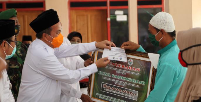 Wakil Bupati Pasuruan secara simbolis serahkan bantuan BLT DD ke warga. (Foto: Dok Humas)