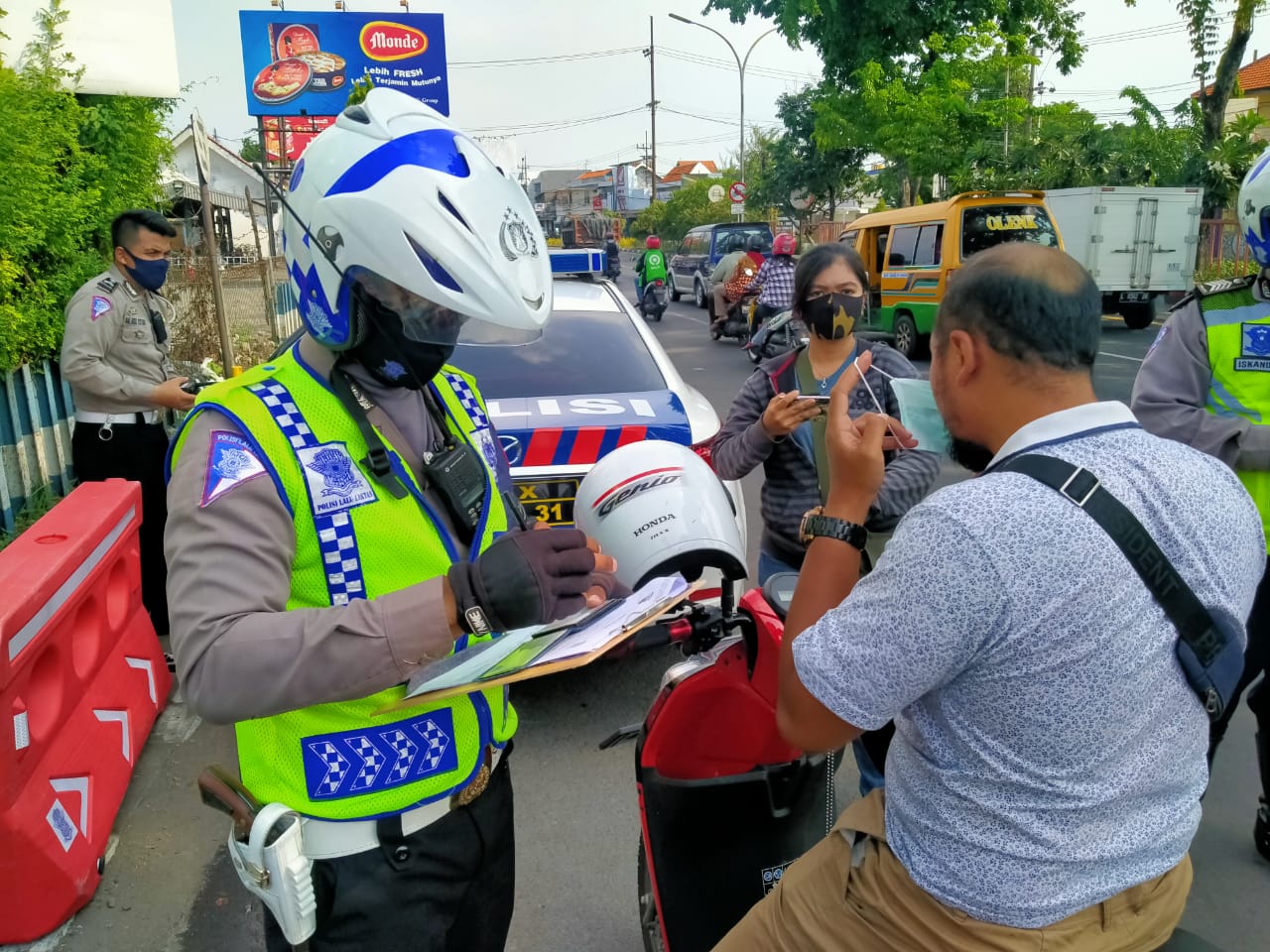 Petugas Lantas Polresta Sidoarjo menindak pelanggar PSBB di cek poin Waru. (Foto: Fariz Yarbo/Ngopibareng.id)