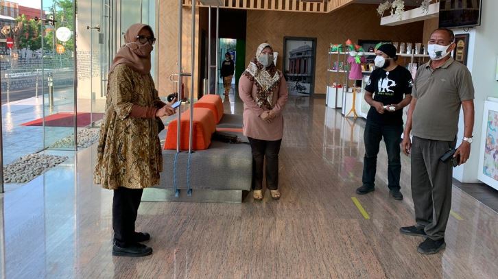 Camelia Habiba dari Komisi A DPRD Kota Surabaya saat sidak di sebuah hotel kawasan Gubeng, Surabaya, terkait isolasi pasien reaktif Covid-19. (Foto: Ni'am Kurniawan/Ngopibareng.id)