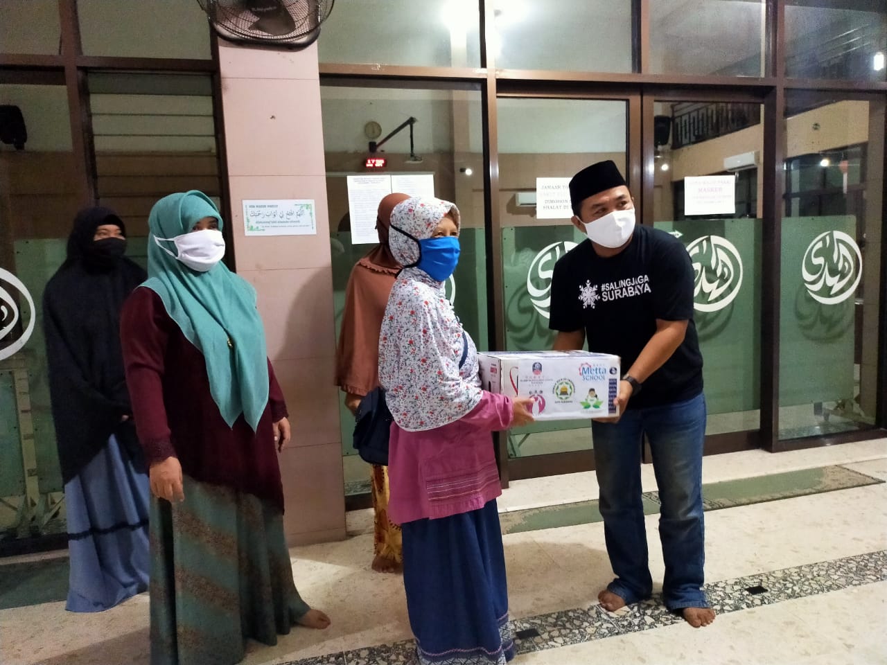 Yuska menyerahkan paket sembako untuk guru ngaji di Masjid Al Huda Sidosermo Surabaya.