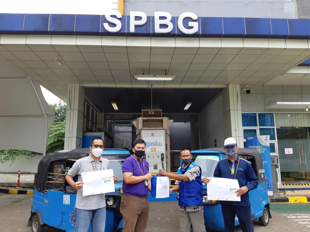 Penyerahan simbolis bantuan sembako untuk pengermudi bajaj di Jakarta oleh PT PGN