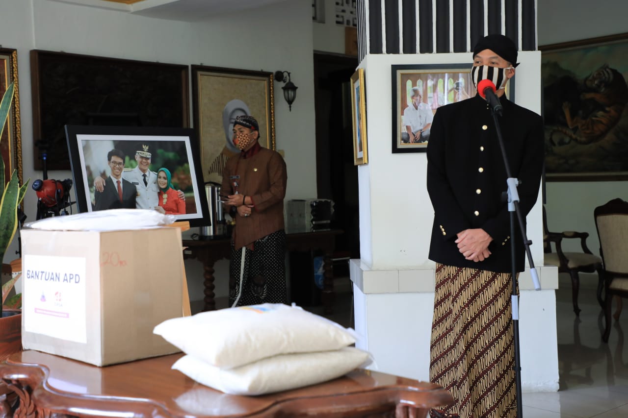 Gubernur Ganjar Pranowo saat menerima sumbangan beras dari para petani Jawa Tengah. (Foto: Ist/Ngopibareng.id)