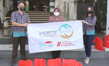 Perwakilan  iForte Sehati menyerahkan bantuan kepada masyarakar Surabaya melalui Pemkot, hari Kamis. (Foto:Istimewa)
