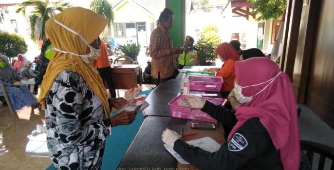 Pencairan Bantuan sosial Tunai di Kabupaten Pasuruan, Kamis, 14 Mei 2020. (Foto: Dok Humas)