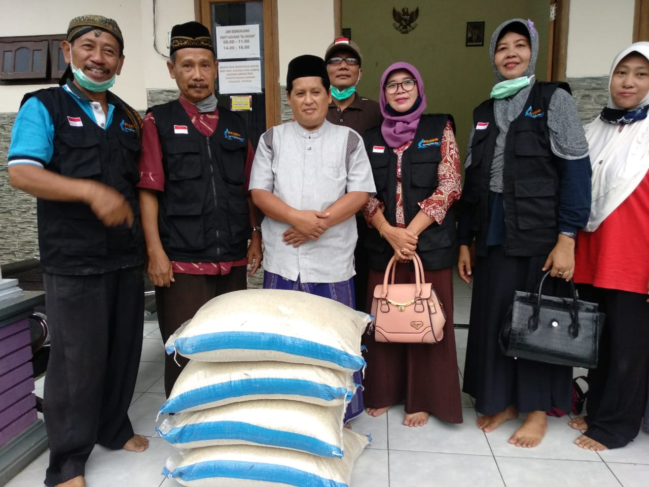 Komunitas APDU Jombang menyerahkan sumbangan beras kepada Panti Asuhan Al-Hasan Watugaluh (Foto: M. Rizqi/Ngopibareng.id)