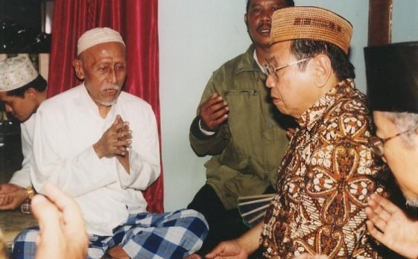 KH Abdullah Salam alias Mbah Dullah Salam saat bersama KH Abdurrahman Wahid (Gus Dur). (Foto: Dok/Ngopibareng.id)