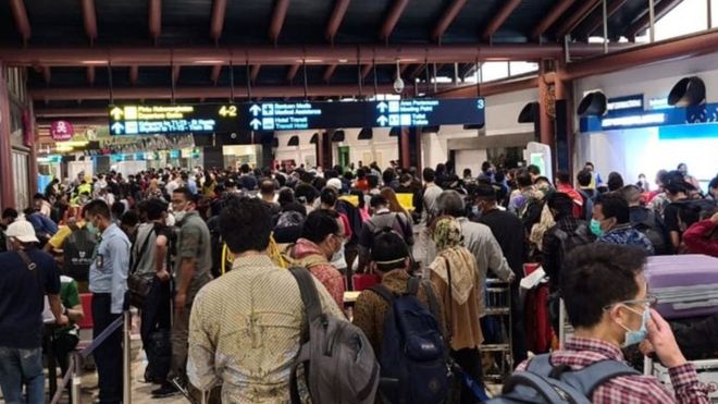 Penumpukan penumpang di Bandara Soekarno-Hatta. (Foto: Antara)