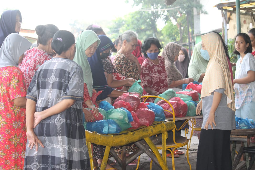 Pembagian sayur gratis yang dilakukan setiap Jumat di Manyar Sabrangan, Surabaya. (Foto: Asmanu Soedarso/Ngopibareng.id)