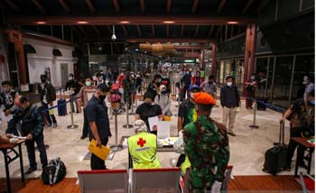 Calon penumpang mengantre sebelum pemberangkatan di Terminal 2 Bandara Soekarno Hatta, Tangerang, Banten, Jumat. (Foto:Antara) 