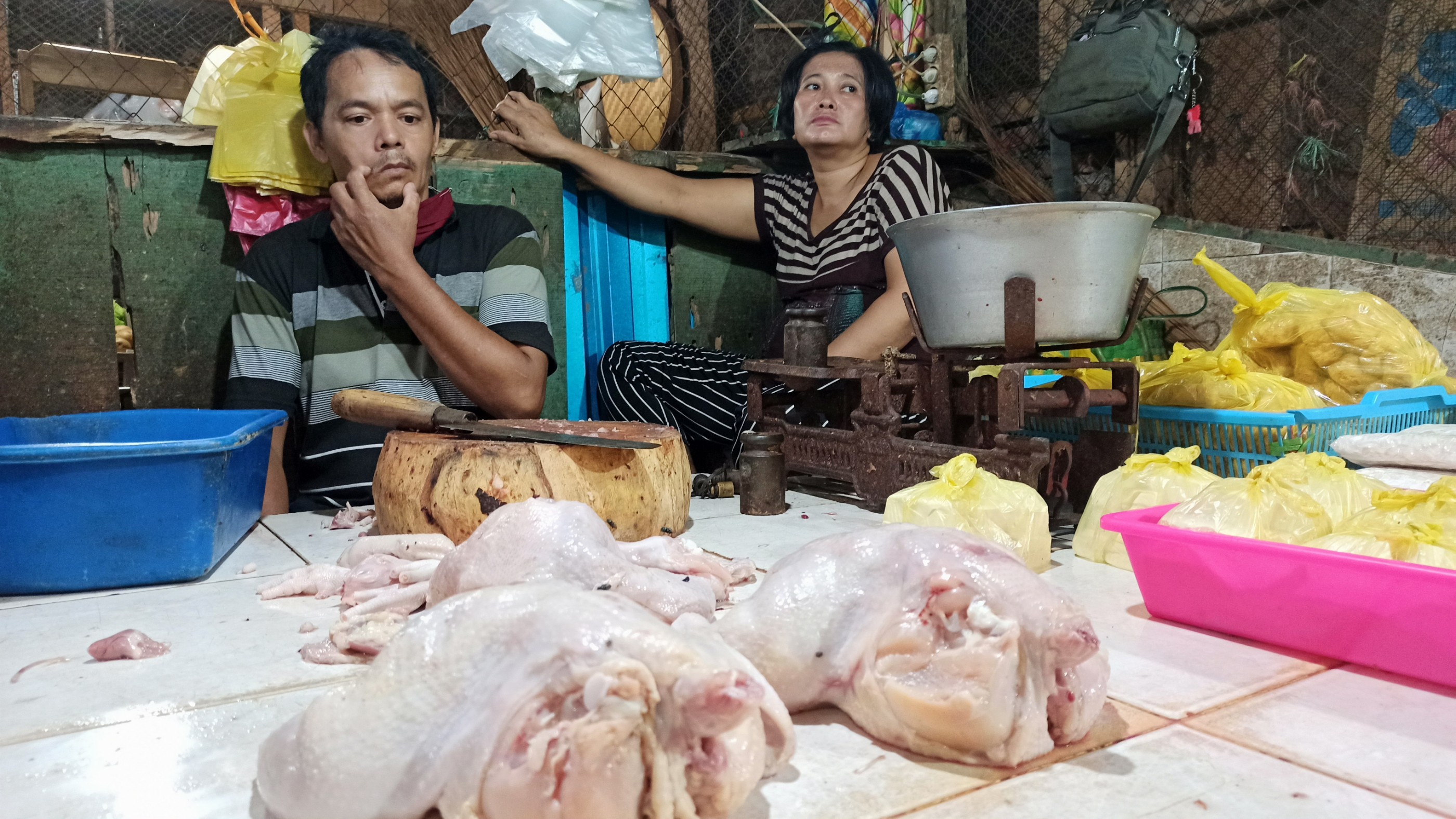 Salah satu pedagang daging ayam potong di pasar Induk Banyuwangi (foto: Hujaini/ngopibareng.id)