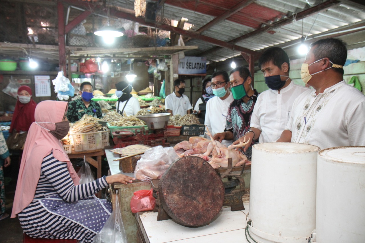 Tim Satgas Pangan Pemkot Probolinggo saat sidak ke para pedagang ayam di Pasar Baru. (Foto: Ikhsan Mahmudi/ngopibareng.id)
