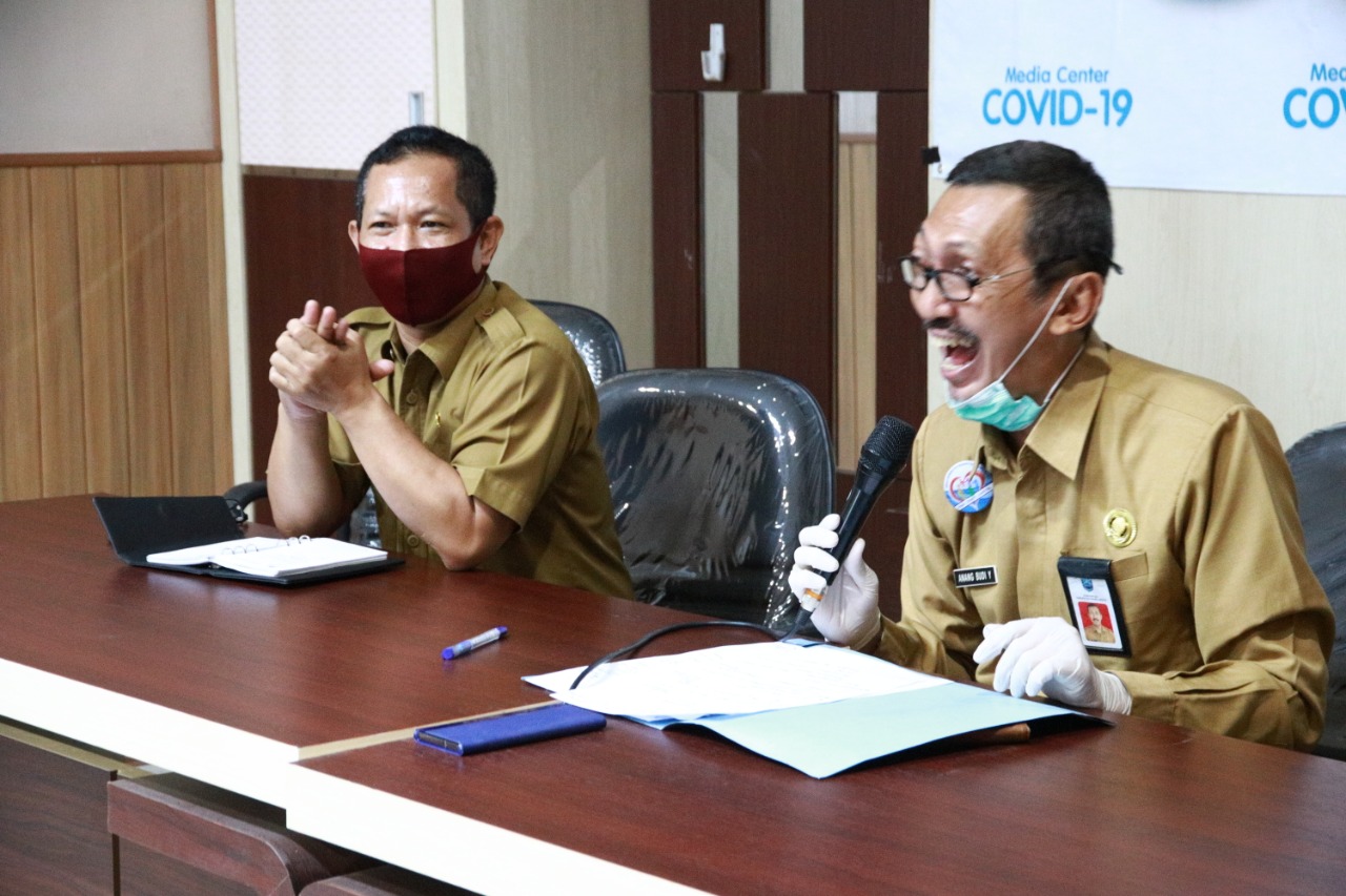 Jubir Satgas Percepatan Penanganan Covid-19 Kabupaten Probolinggo, dr. Anang Budi Yoelijanto (kanan). (Foto: dokumentasi)