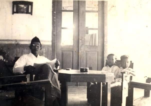 KH Bisri Mustofa (almaghfurlah) bersama kedua putranya, KH A Mustofa Bisri (Gus Mus) dan KH Cholil Bisri (almaghfurlah). (Foto: Koleksi Gus Mus)
