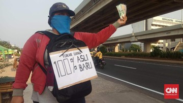 Penjual jasa penukaran uang bari di tepi jalan di Jakarta. (Foto: Asmanu Sudharso/Ngopibareng.id)