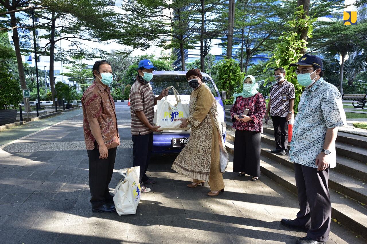 Kementerian PUPR bagikan bantuan sosial pada Perkumpulan Penjahit Pondok Gede Jatimakmur. (Kementerian PUPR)