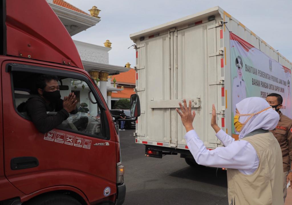 Gubernur Jawa Timur Khofifah Indar Parawansa saat melepas truk bantuan ke Malang Raya, Jawa Timur. (Foto: Alief Sambogo/Ngopibareng.id)