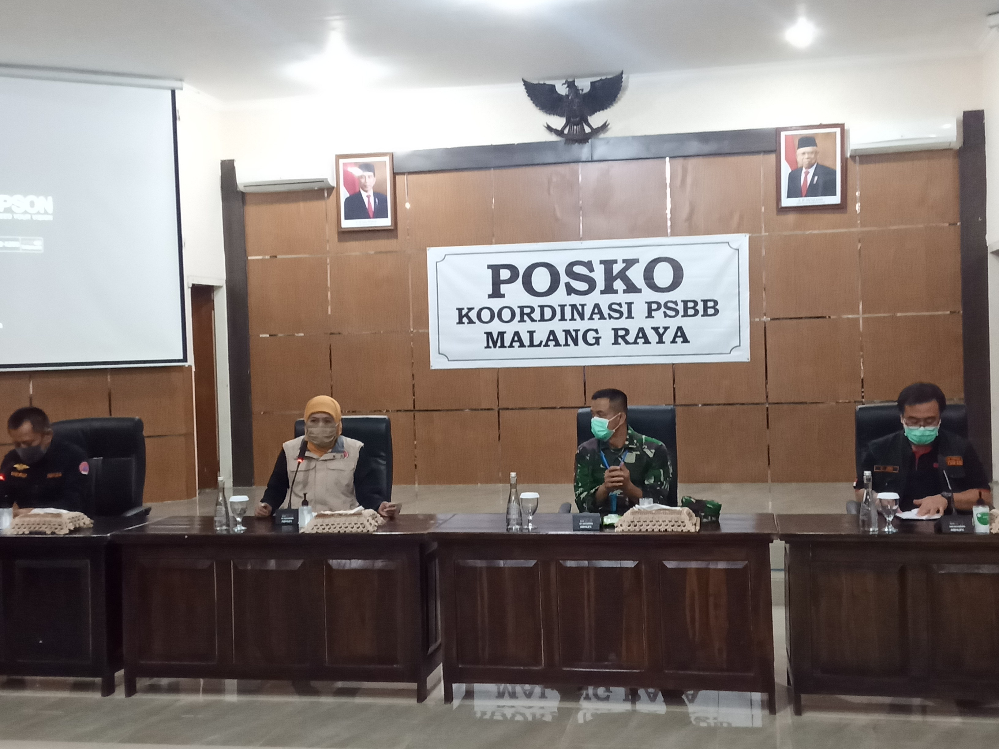 Konferensi pers pemberlakuan PSBB Malang Raya oleh Pemerintah Provinsi Jawa Timur di Kantor Bakorwil Jatim III Malang, Jawa Timur. (Foto: Lalu Theo/Ngopibareng.id)