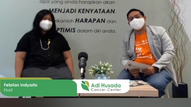 dr. Niken Putu Ayu Amrita,Sp.PD.KHOM spesialis penyakit dalam konsultan hematologi-onkologi medik Adi Husada Cancer Center (AHCC) (kiri) saat melakukan live facebook AHCC. (Foto:Pita/Ngopibareng.id)