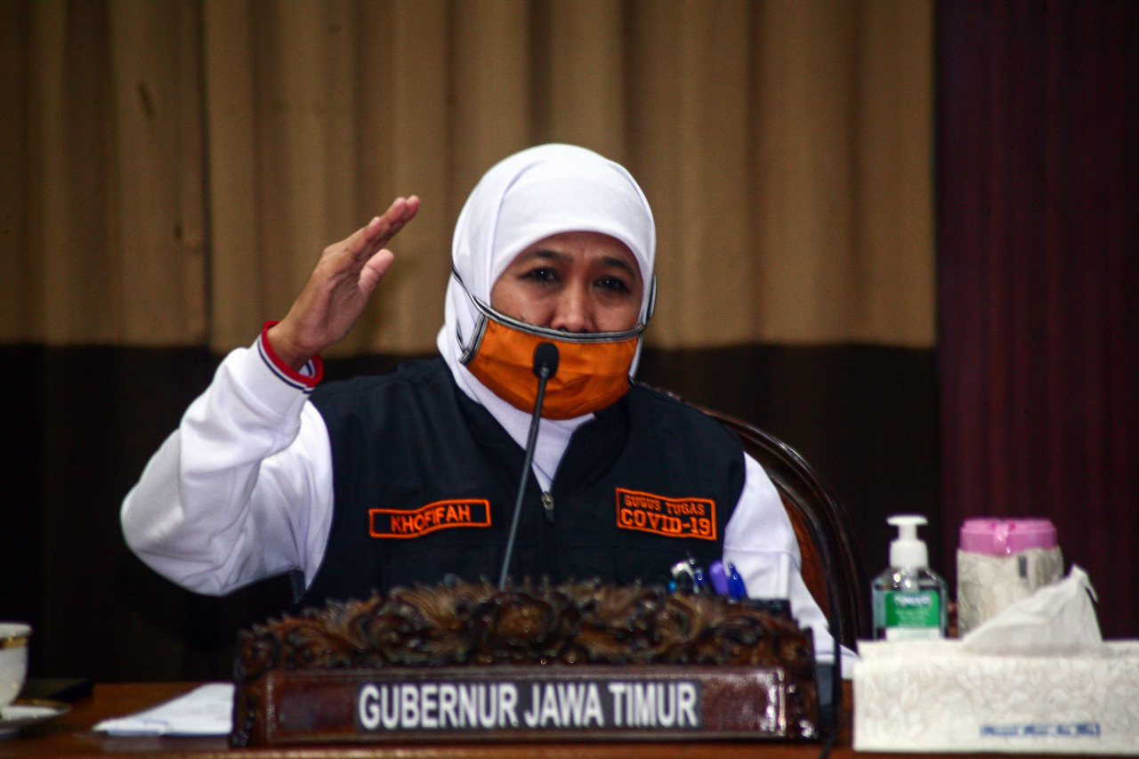 Gubernur Jawa Timur Khofifah Indar Parawansa, saat melakukan konferensi pers di Gedung Negara Grahadi. (Foto: Alief/ngopibareng.id)