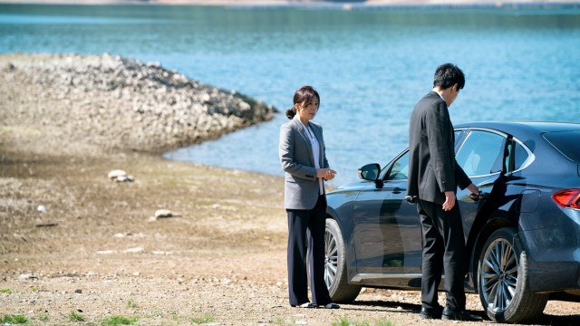 Salah satu adegan Ji Sun-woo (Kim Hee Ae) dan Lee Tae-oh (Park Hae Joon) di serial The World of the Married. (Foto: JTBC)