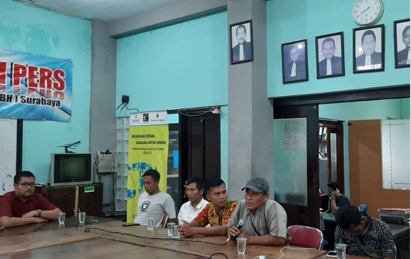 Ahli Hukum sebut UU Minerba untungkan delapan pengusaha tambang kakap. (Ilustrasi warga Banyuwangi yang mengadukan soal tambang ke LBH Surabaya/Ngopibareng.id))