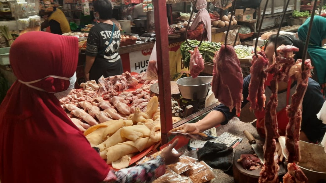 Salah satu pedagang daging di Pasar Soponyono, Rungkut, Surabaya. (Foto: Istimewa)
