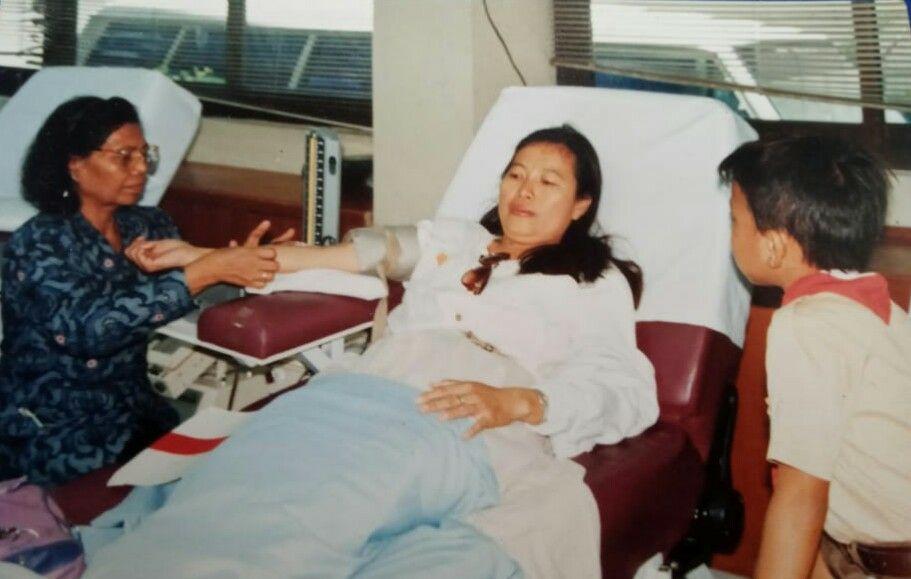 Nelly Wowor, pemegang rekor donor darah 100 kali dari PMI sedih kaena stok darah menipis dan PMI terpaksa memberikan hadiah agar pendonor meningkat. (Dok Pribadi Nelly Wowor)
