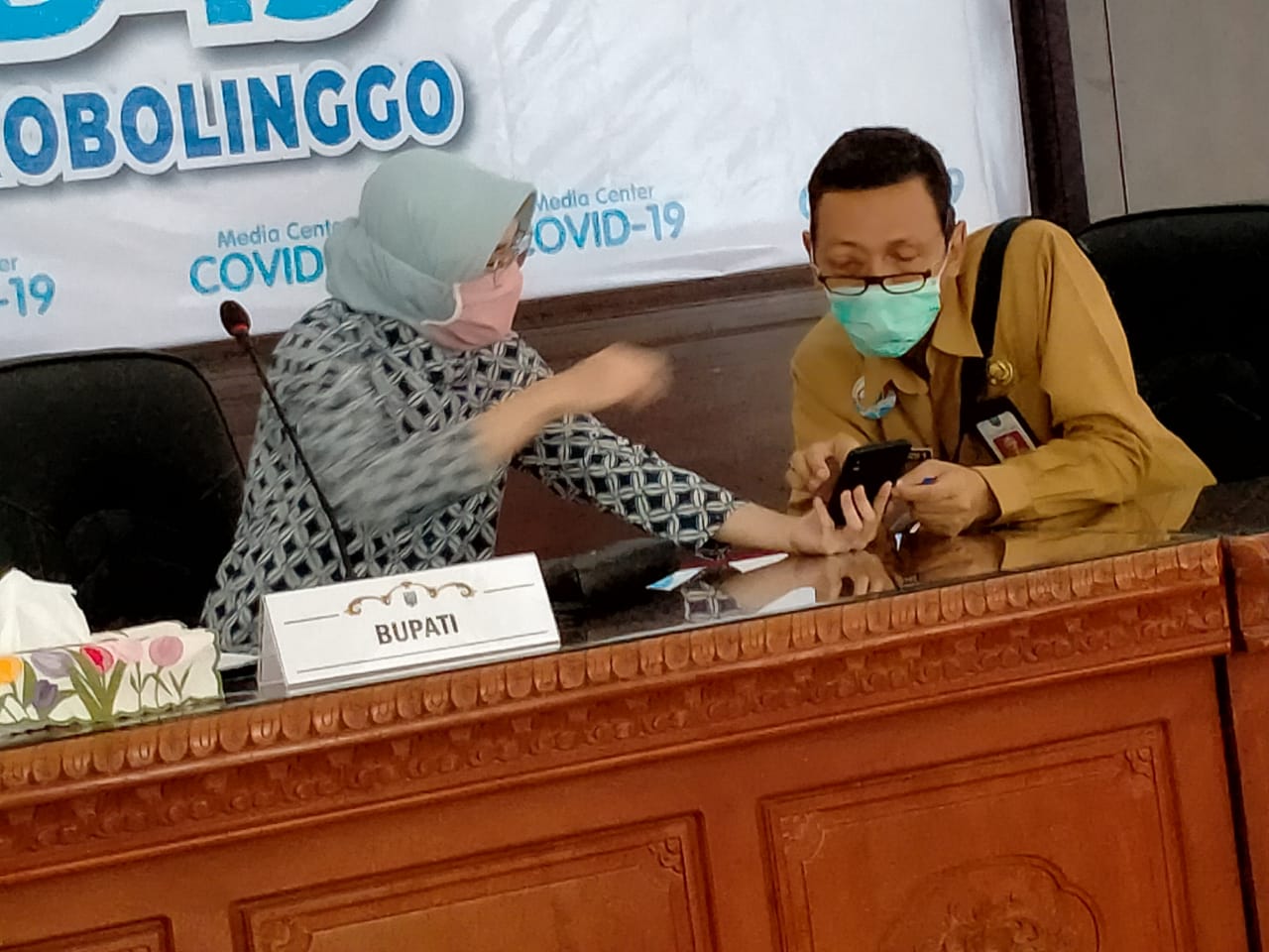 Bupati Puput Tantriana Sari (kiri) bersama Kepala Dinas Kesehatan, dr Anang Budi Yoelijanto. (Ffoto: Ikhsan Mahmudi/ngopibareng.id)