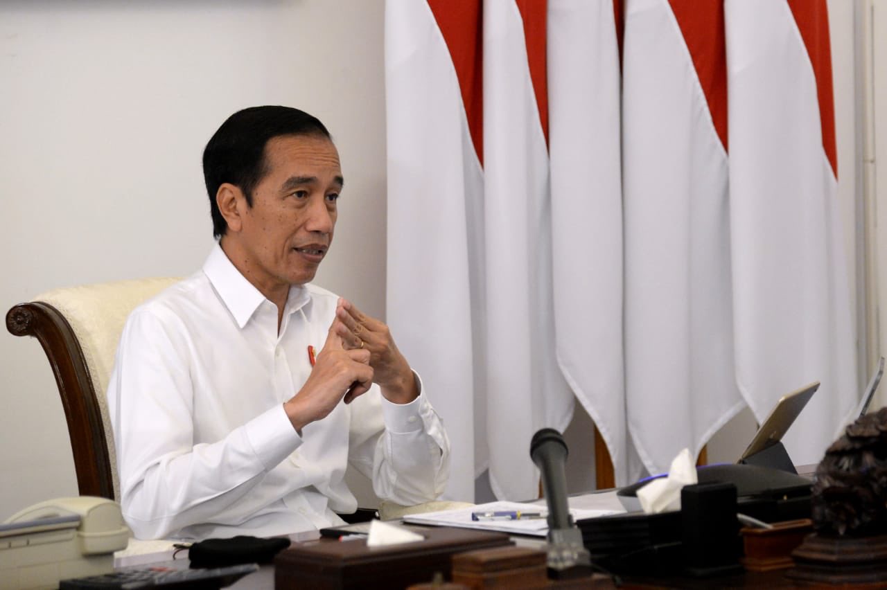 Presiden Jokowi saat memimpin rapat terbatas melalui telekonferensi dari Istana Merdeka, Jakarta, membahas penanganan Covid-19, Senin, 18 Mei 2020. (Foto: Setneg)