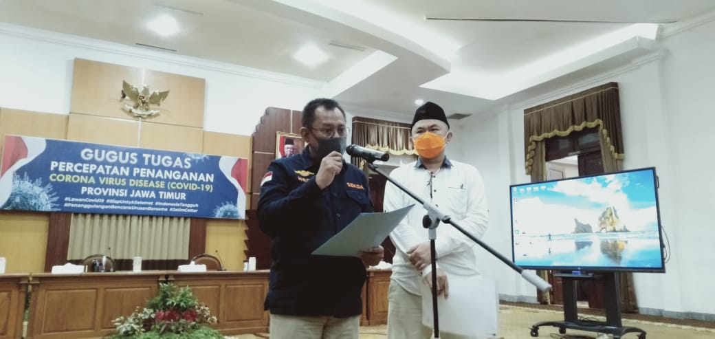 Sekretaris Daerah Provinsi Jawa Timur Heru Tjahjono saat memberikan keterangan pers. (Foto: Alief Sambogo/ngopibareng.id)