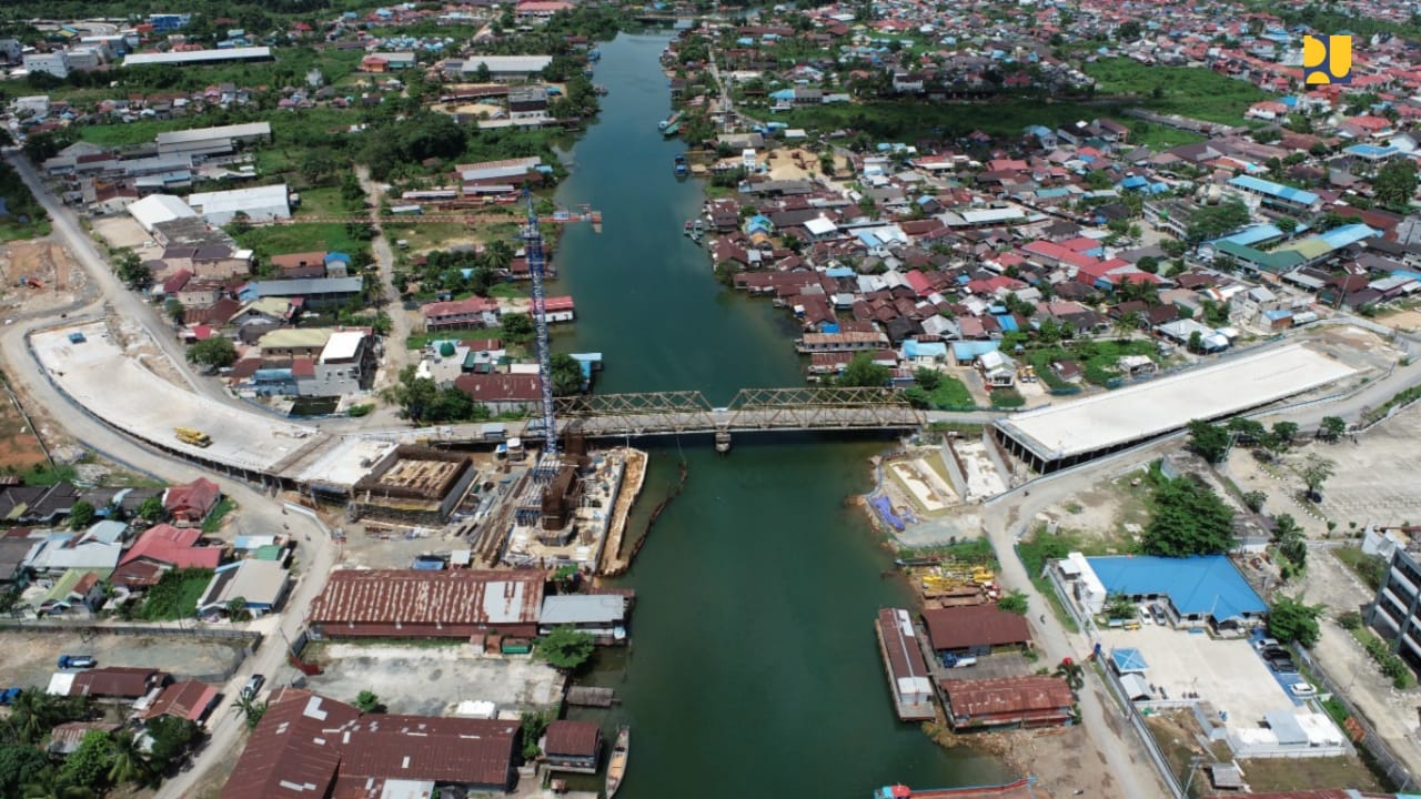 Kementerian PUPR membangun Jembatan Sei Alalak sepanjang 850 meter, di Banjarmasin, Kalimantan Selatan. (Kementerian PUPR)