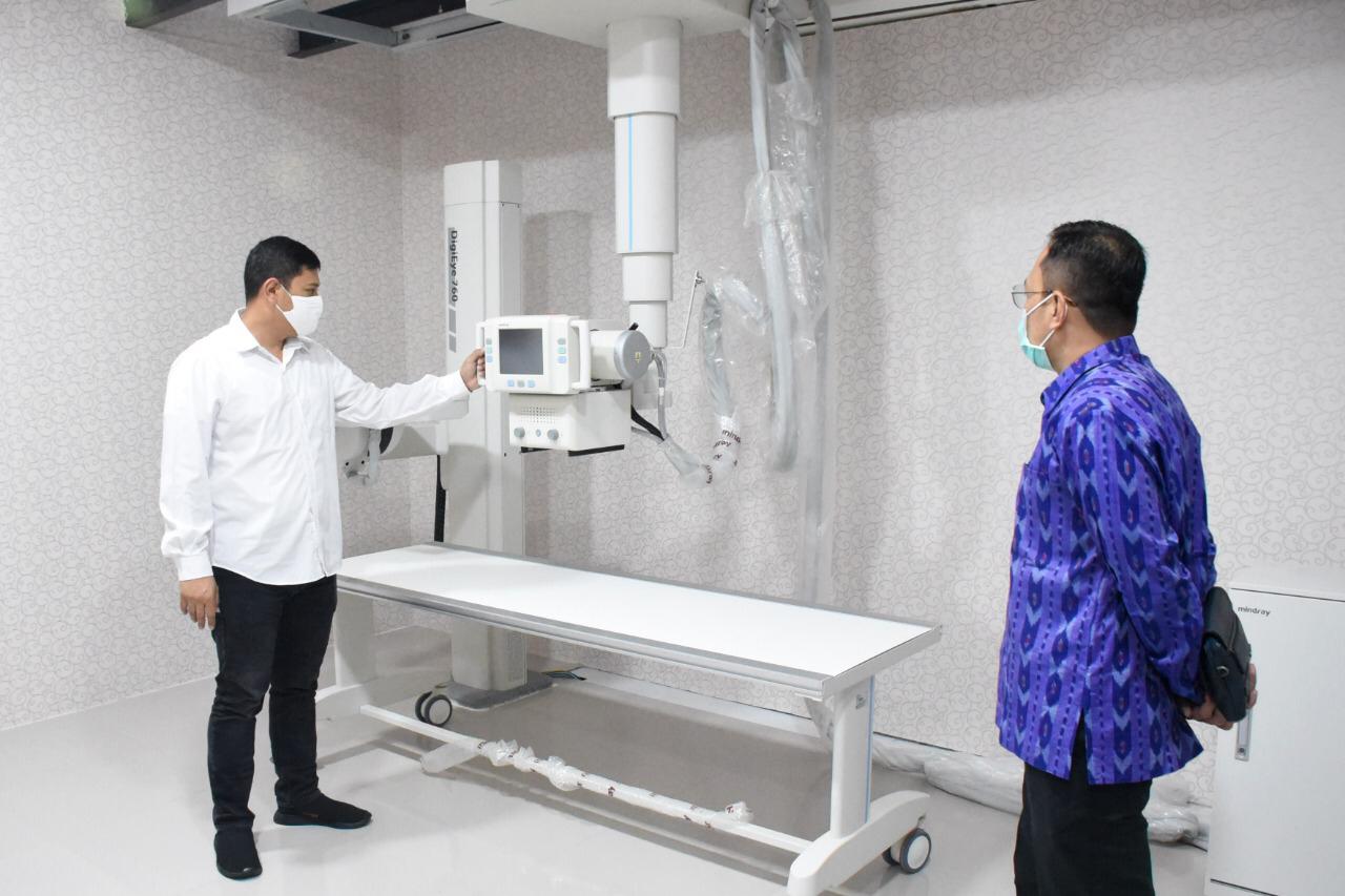 Walikota Kediri Abdullah Abu Bakar memperlihatkan prasarana fasilitas Rumah Sakit Khusus Penangan Covid-19. (Foto: Istimewa)