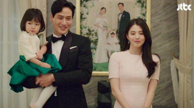 Salah satu adegan Lee Tae-oh dan Yeo Da Kyung bersama anaknya, Jenny saat pesta di rumah barunya di Gosan. (Foto: JTBC)