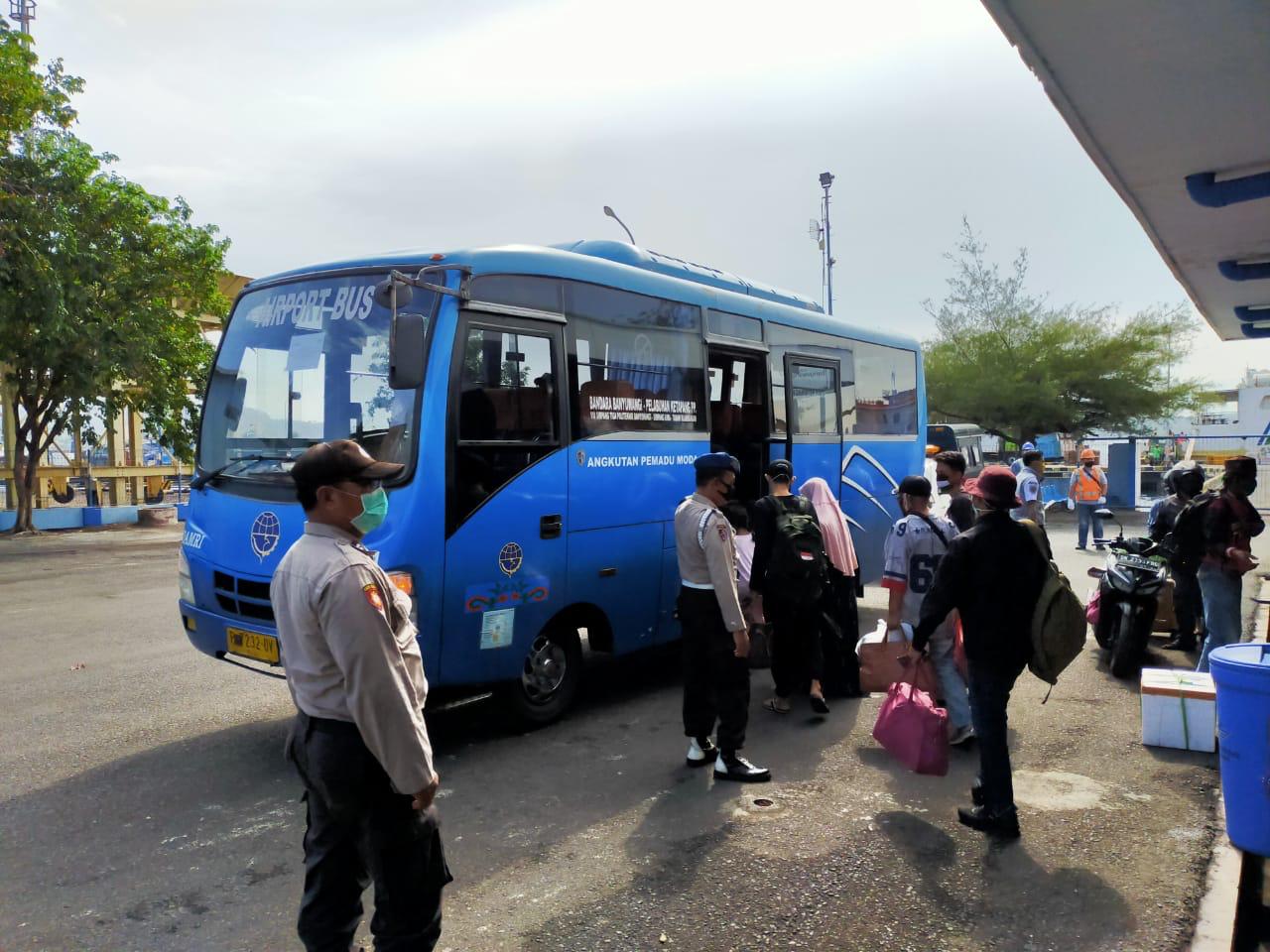 Para penumpang KM Sanus 92 yang baru datang diarahkan ke bus untuk dibawa ke Tempat isolasi di GOR Tawangalun Banyuwangi (foto:istimewa)