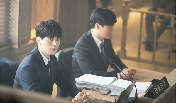 Salah satu adegan drama Korea (drakor) Touch Your Heart, Jung Rok menjalani proses sidang sebagai kuasa hukum. (Foto: tvN)