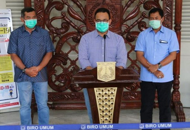 Gubernur DKI Jakarta Anies Baswedan (tengah) saat jumpa pers. (Foto: Pemprov DKI)