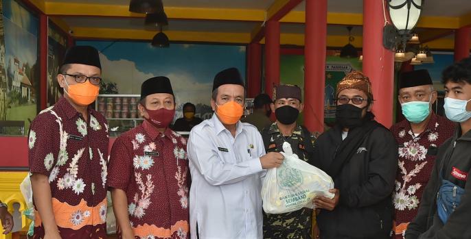 Wakil Bupati Pasuruan menyerahkan bantuan paket sembako kepada para seniman. (Foto: Dok Humas)