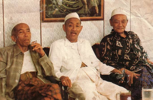 KH As'ad Syamsul Arifin (tengah) diapit KH Mahrus Aly Lirboyo dan KH Ali Ma'shum Krapyak. (Foto: istimewa)