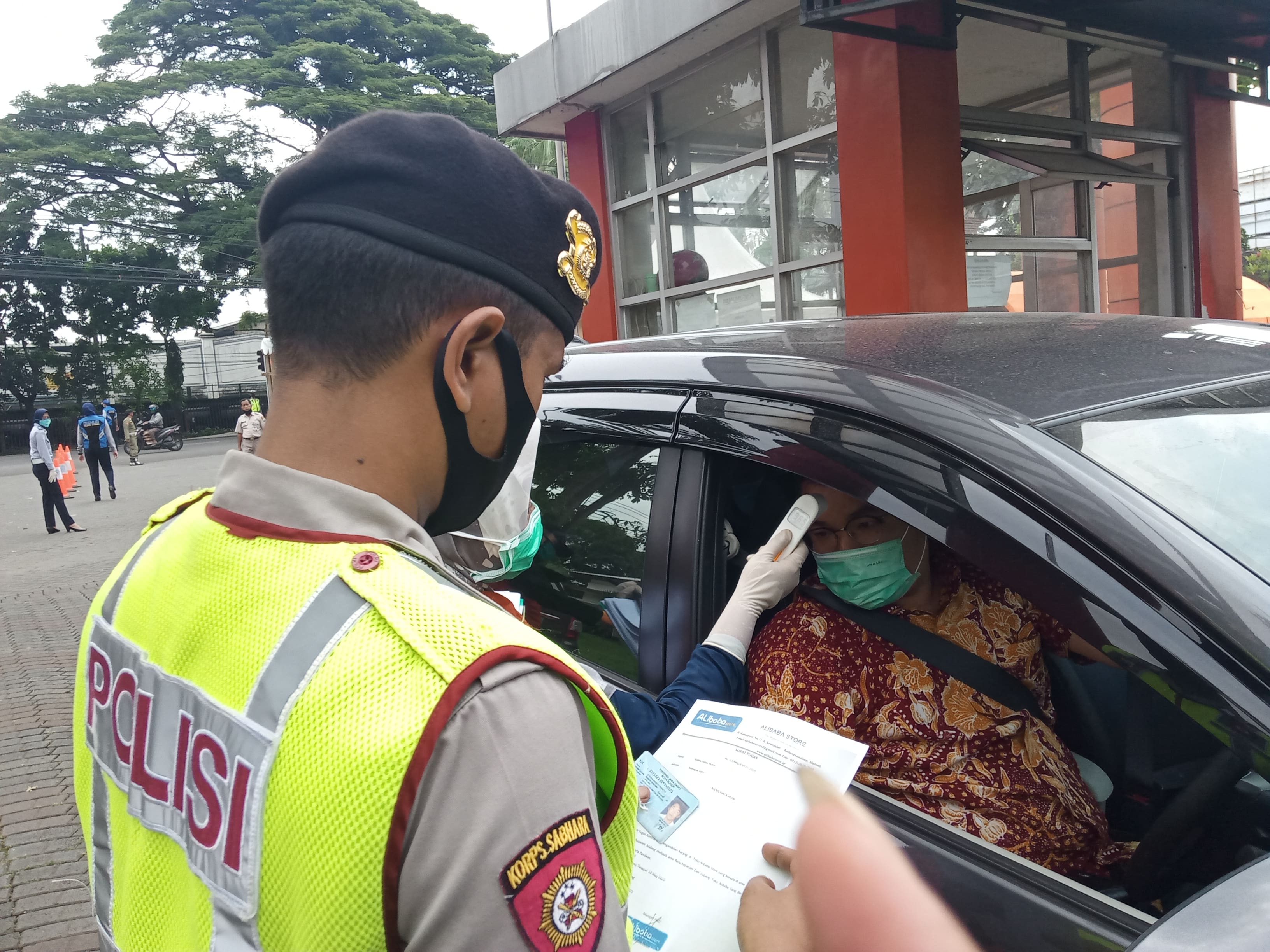 Proses pemeriksaan kendaraan dari luar Malang di Cek Poin Graha Kencana, Balearjosari, Kota Malang (Foto: Lalu Theo/ngopibareng.id)