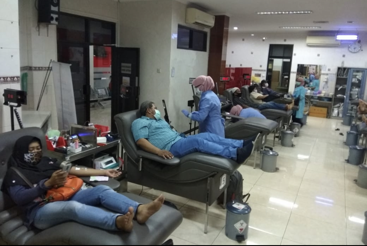 Proses pengambilan darah di PMI Kota Surabaya (Andik Dwi/Ngopibareng.id)