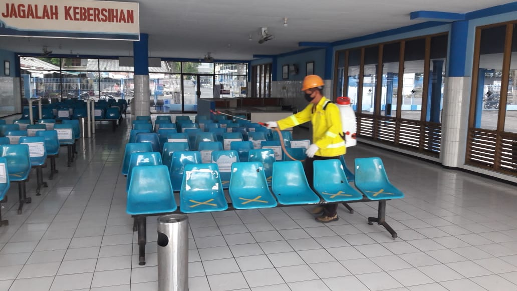 Petugas menyemprotkan cairan disinfektan di Terminal Penumpang Pelabuhan Tanjungwangi Banyuwangi sebelum digunakan untuk proses Embarkasi (foto:istimewa)