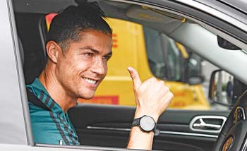 Cristiano Ronaldo mengacungkan jempolnya kepada wartawan uusai berlatih pertama kalinya sejak libur dua bulan, Selasa kemarin. (Foto:AP)