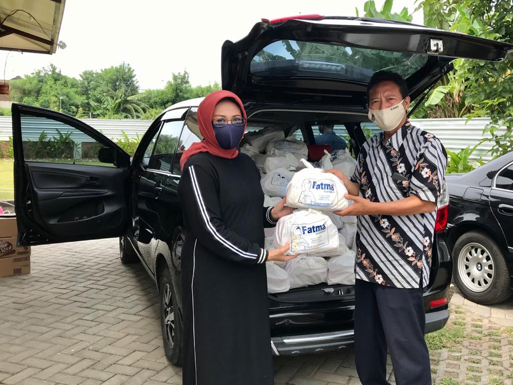 Founder Fatma Foundation, Fatma Saifullah Yusuf ketika memberikan paket sembako pada perwakilan Organda. (Foto: Fatma Foundation)