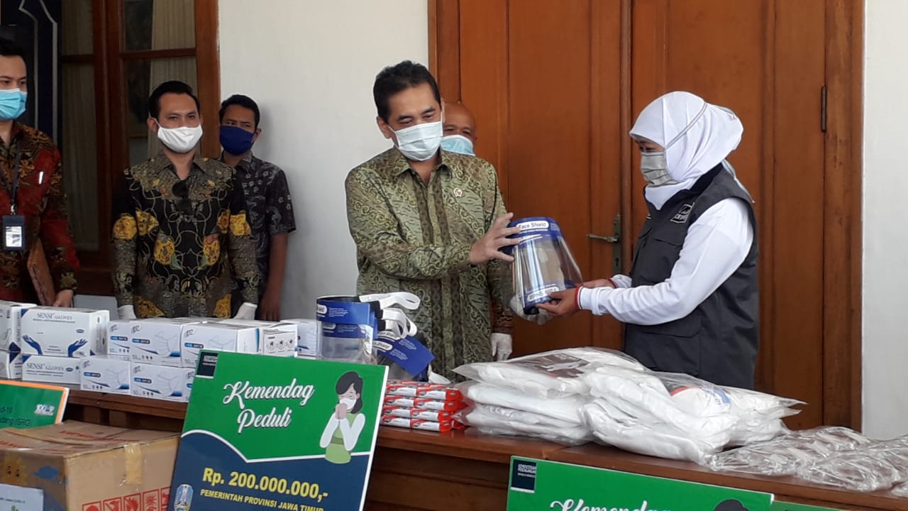 Gubernur Jawa Timur Khofifah Indar Parawansa saat menerima bantuan dari Kemendag. (Foto: Alief/ngopibareng.id)